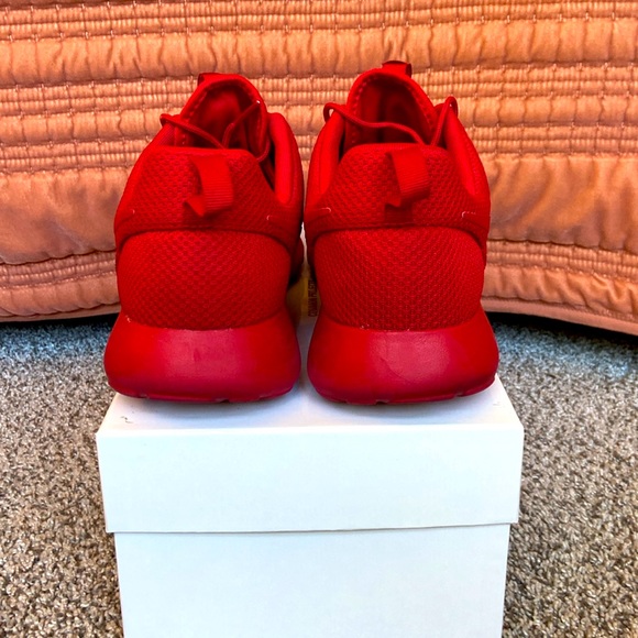 Nike ‘Roshe One’ Triple Red - Picture 2 of 6